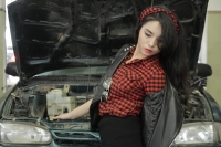 Hoa hậu Việt Nam 2014 nổi loạn trong trang phục 'hotgirl', tạo dáng thế này mà kêu Kỳ Duyên "nhút nhát" lắm =)))