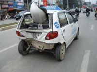 Sốc với cảnh taxi bẹp dúm vì tai nạn nhưng vẫn lưu thông trên đường Hà Nội