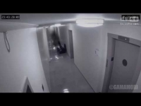 Người đàn ông bị ma kéo trong hành lang thang máy