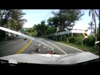 Người đi xe máy vượt ẩu đâm trực diện ô tô