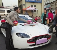 Nữ sinh con nhà giàu Trung Quốc dùng siêu xe để...bán táo