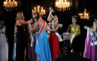 Á hậu thô bạo giật và ném vương miện của Hoa hậu Amazon 2015