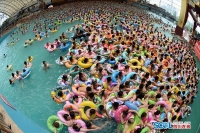 8.000 người Trung Quốc kéo nhau tới 1 công viên nước giải nhiệt