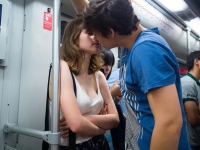 Bộ ảnh gây sốt: Nụ hôn ngọt ngào của các cặp đôi nơi đông người