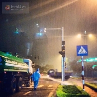 Hà Nội: Xôn xao bức ảnh công nhân Công ty cây xanh tưới cây giữa... trời mưa