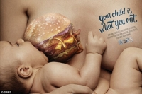 Hình ảnh quảng cáo gây sốc với bầu ngực trần : Con bạn đang được "ăn" gì?