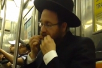 Một Người Đàn Ông Người Do Thái Lấy Tay Bức Cọng Râu Và Bỏ Vào Miệng Ăn :D