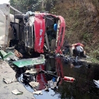 Hòa Bình - 3 người chết,26 người bị thương khi xe bồn tông nát xe khách !