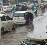 Sốc: Bắt gặp người phụ nữ thản nhiên tè bậy giữa ban ngày ngay trên phố ở Hà Nội