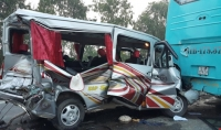 Xe tải đâm nát xe du lịch, 11 người bị thương ở Nghệ An