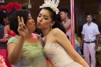 Chưa tới 15.000 đồng là có thể thỏa thuê sờ mó các người đẹp chuyển giới Thái Lan