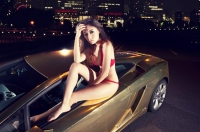 Đứng hình khi chân dài sexy bên Lamborghini mạ vàng