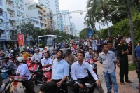 Nha Trang - Đường phố tê liệt vì cuồng phong làm sập giàn giáo cao ốc