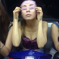 Thiếu nữ Trung Quốc đắp mặt bằng... bao cao su ngay chốn đông người