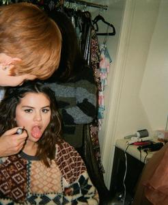 Selena Gomez diện đầm xẻ sâu