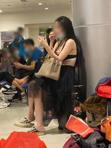 Nhức mắt hình ảnh cô gái thản nhiên mặc trang phục "mát mẻ" tại sân bay Tân Sơn Nhất