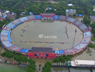 Lụt kinh hoàng ở TQ - sân vận động biến thành hồ bơi :3