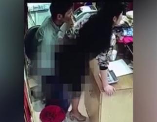 Chủ tiệm quần áo Trung Quốc thản nhiên "quan hệ" với nhân viên sau quầy thu ngân