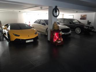 Cặp đôi Maybach 62S và Ferrari 488 GTB trong garage của Cường Đô La