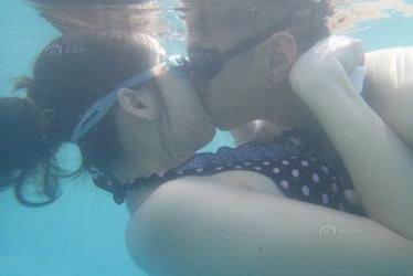 Thi hôn nhau dưới nước với nhiều tư thế "khó đỡ"
