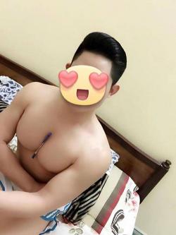 Chàng trai có vòng 1 khủng nổi như cồn - ngực em bơm bằng PS có khác =))