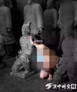 Gái trẻ khỏa thân dáng bên tượng binh mã trong lăng mộ Tần Thuỷ Hoàng