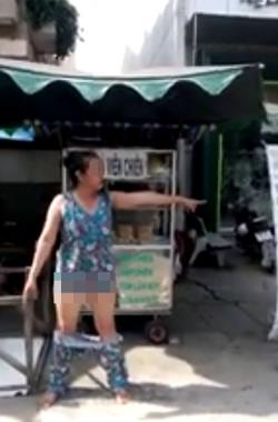 Xôn xao clip một phụ nữ tụt quần trước trụ sở ngân hàng ở Long An