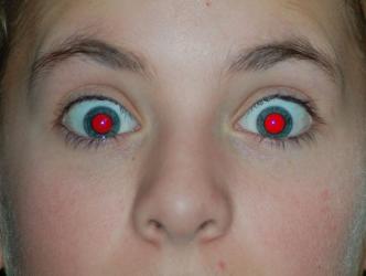 Tại sao khi chụp ảnh mắt của bạn lại "đỏ quạch" trông như "ma cà rồng"?
