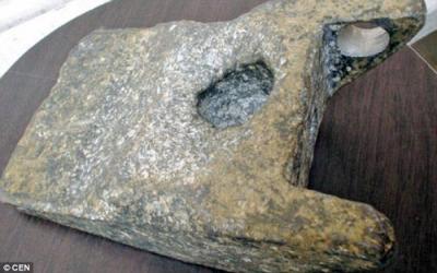 Phát hiện đồ vật kim loại có niên đại 250.000 năm