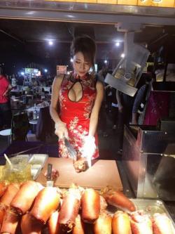 Thân hình nóng bỏng của cô chủ cửa hàng thịt nướng