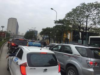 1 km cõng 40 tòa chung cư cao tầng, đường Lê Văn Lương đang ngộp thở - xong tắc đường lại đổ tại dân hết :))