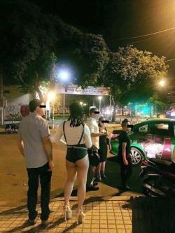 Xuất hiện cô nàng mặc quần jean sát háng khiến người đi đường choáng váng