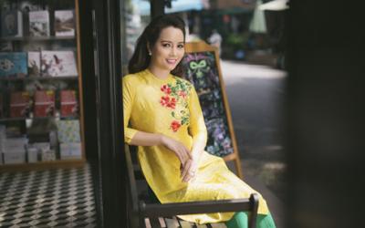 Chị em Mai Hồ - Mai Thu Huyền xúng xính áo dài dạo phố xuân 2016