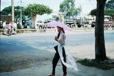 Hồn "lạc trôi" khi ngắm phụ nữ Việt xưa mặc áo dài khoe eo thon