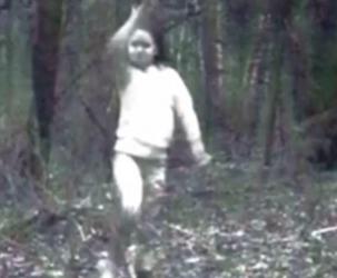 Thợ săn tung ảnh 'hồn ma bé gái không chân' dạo chơi giữa rừng