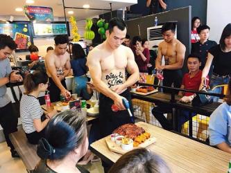 Dàn hot boy 6 múi phục vụ trong quán ăn Hà Nội khiến chị em ngây ngất