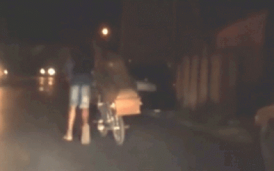 Thanh niên đào mộ anh trai lên rồi lấy xe đạp chở quan tài đi dạo phố - quỳ ^:)^