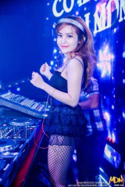 16 tuổi bỏ học, thành DJ nóng bỏng