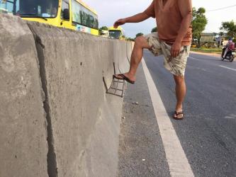 Dân xây bậc tam cấp vượt Quốc lộ: xe cán rồi đổ tại số nhé
