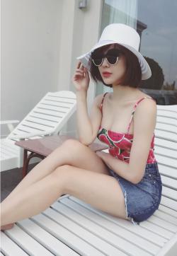 Diệp Lâm Anh và bộ ảnh bikini hồ bơi gây xôn xao cộng đồng mạng