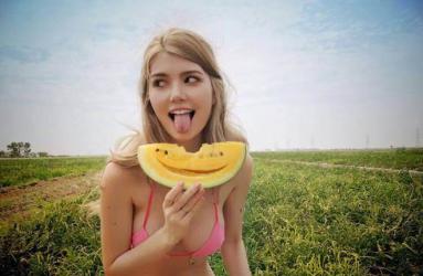 Xinh đẹp mặc bikini hái dưa làm dân tình xôn xao - tên em ấy là Kim Berlly