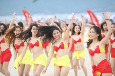 Dàn mỹ nữ Vietjet Ả diện Bikini "đốt cháy" bãi biển Đà Nẵng