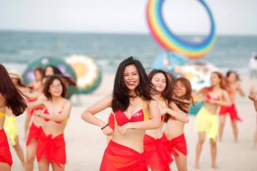 Dàn mỹ nữ Vietjet Ả diện Bikini "đốt cháy" bãi biển Đà Nẵng