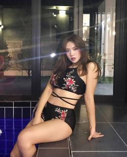 Gái Hàn mũm mĩm, bốc lửa, sexy thế này, ai chả mê