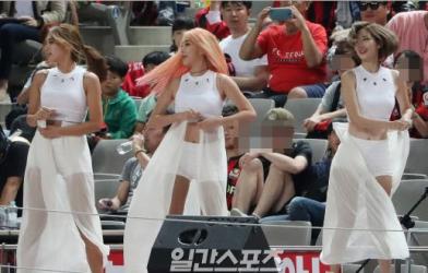 Nữ hoạt náo viên khiến cầu thủ Hàn sung sức hơn cả uống nhân sâm