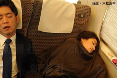 Cựu ca sĩ Nhật lộ ảnh ân ái trong xe với chính trị gia có vợ