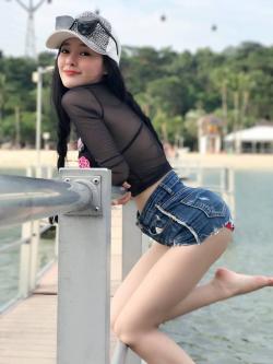 Ngân 98 tự nhận "có thù với áo lót", thích nhất mốt không nội y