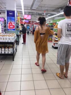 'Vô tư' mặc áo hở hang khoe áo ngực
