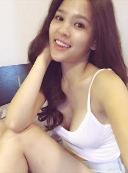 Hotgirl Trang Trần (Phi Huyền Trang): Ngực to không lo chết đói part 1
