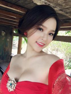 Hotgirl Trang Trần (Phi Huyền Trang): Ngực to không lo chết đói part 2